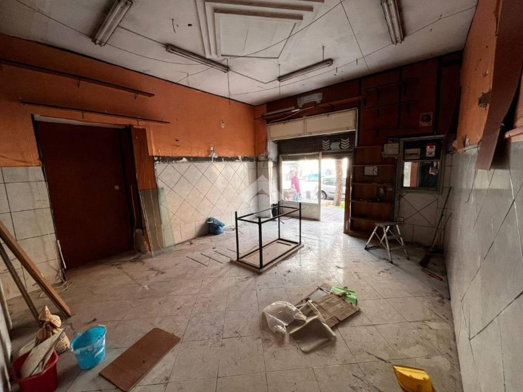 negozio in affitto a Napoli in zona Secondigliano