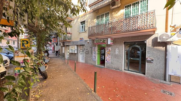 negozio in affitto a Napoli in zona Vomero