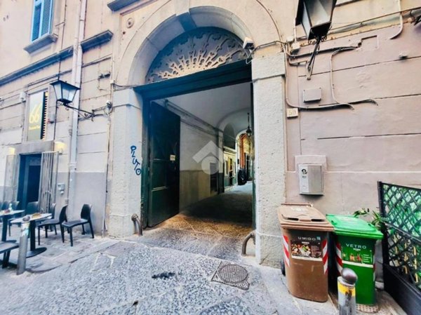 locale di sgombero in affitto a Napoli in zona Chiaia