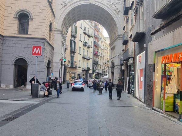 negozio in affitto a Napoli in zona Chiaia