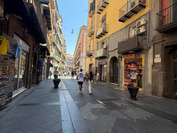 negozio in affitto a Napoli in zona Chiaia