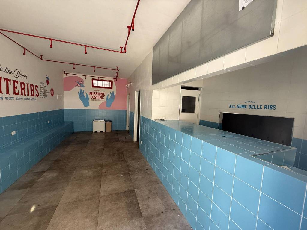 negozio in affitto a Napoli in zona Vomero
