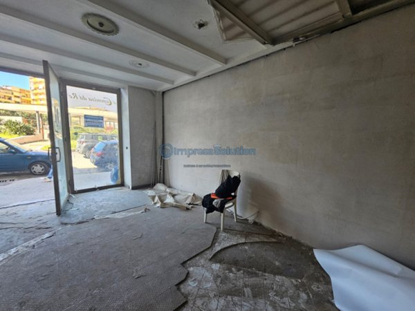 locale commerciale in affitto a Napoli in zona Fuorigrotta