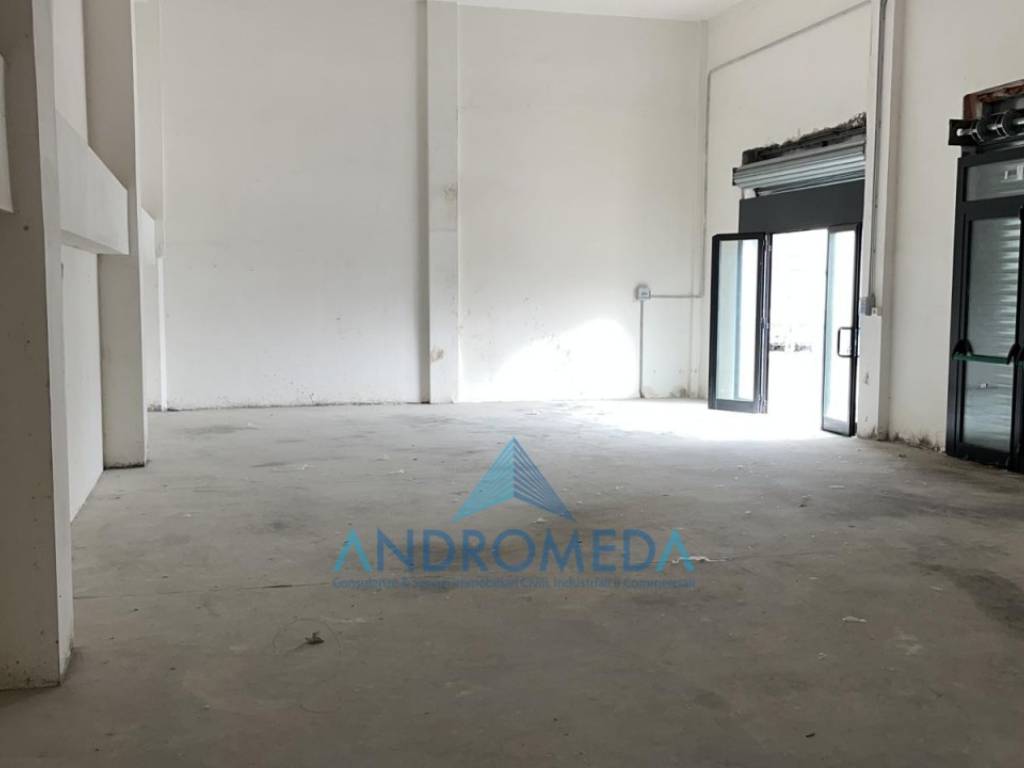 locale commerciale in affitto a Napoli in zona Secondigliano