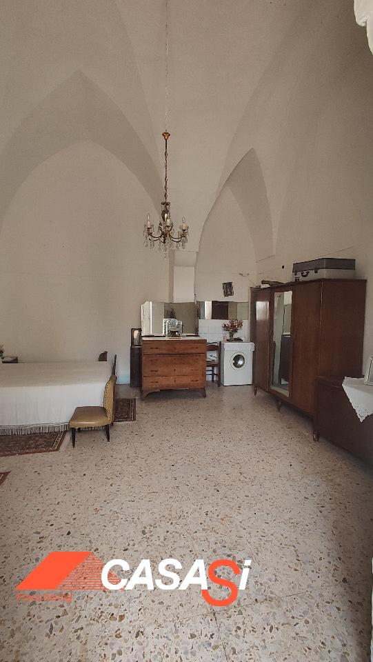 negozio in affitto a Napoli in zona Stella
