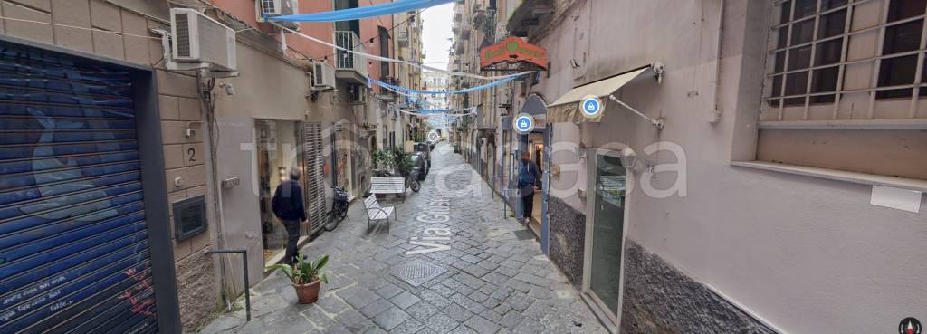 negozio in affitto a Napoli in zona Chiaia