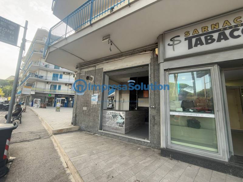 negozio in affitto a Napoli in zona Arenella
