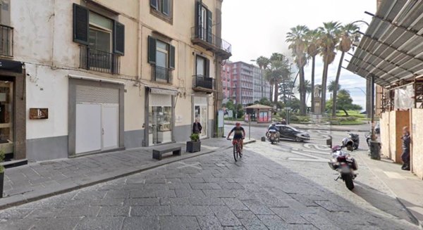 negozio in affitto a Napoli in zona Chiaia