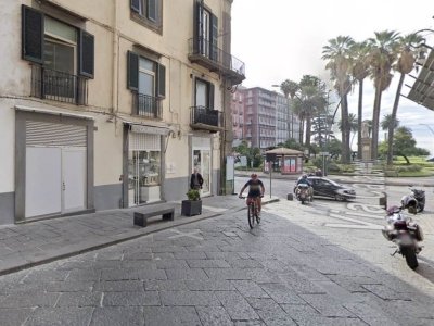 negozio in affitto a Napoli in zona Chiaia