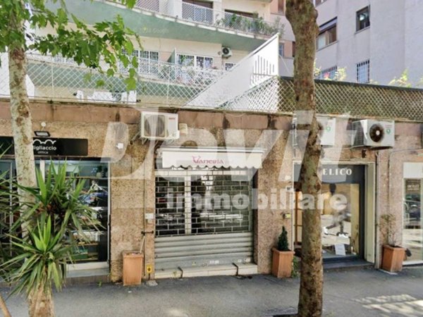 negozio in affitto a Napoli in zona Vomero