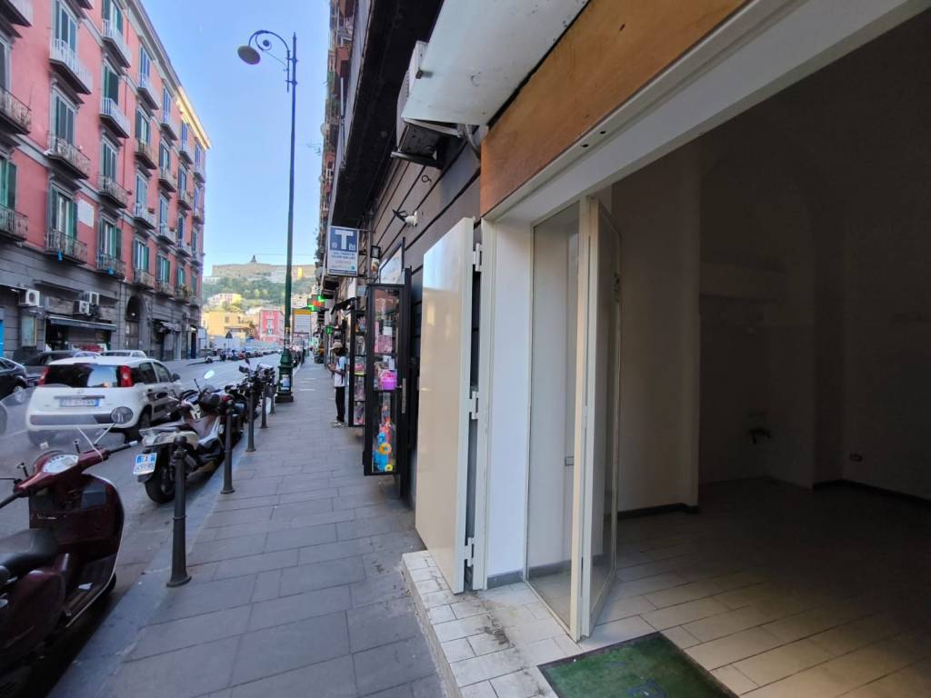 negozio in affitto a Napoli in zona Avvocata