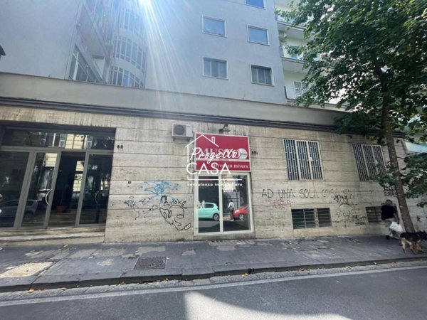 negozio in affitto a Napoli in zona Vomero