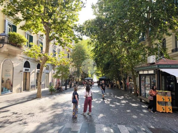 negozio in affitto a Napoli in zona Vomero