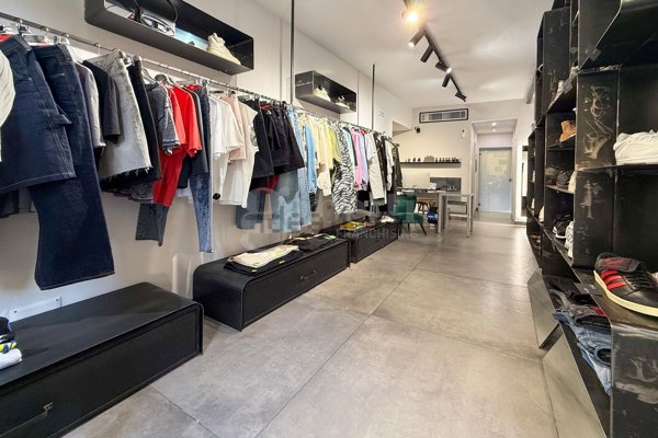 locale commerciale in affitto a Napoli in zona Vomero
