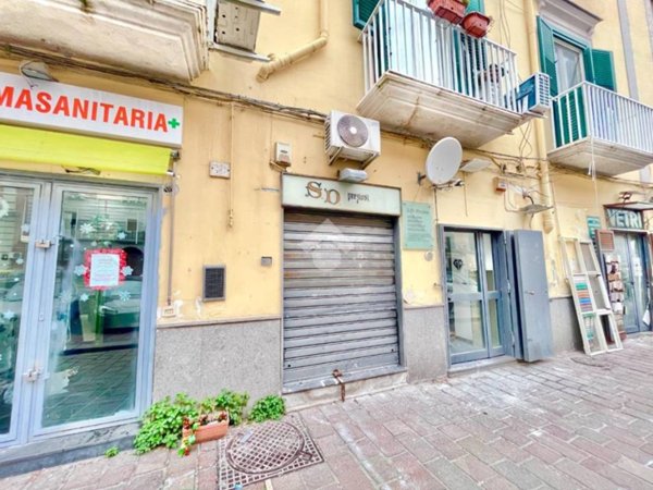 negozio in affitto a Napoli in zona Chiaia