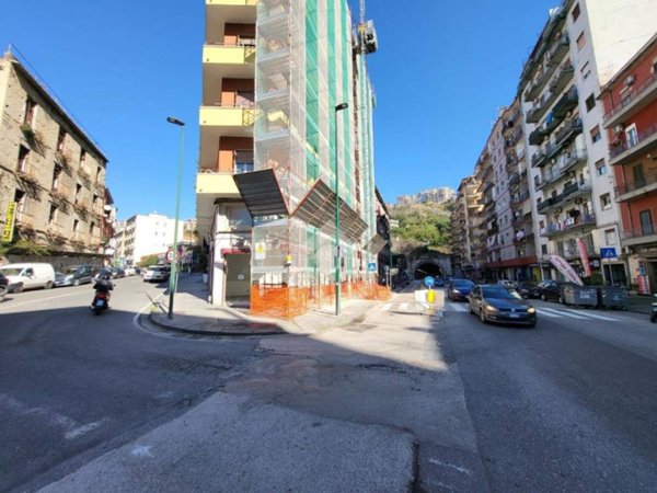 negozio in affitto a Napoli in zona Fuorigrotta