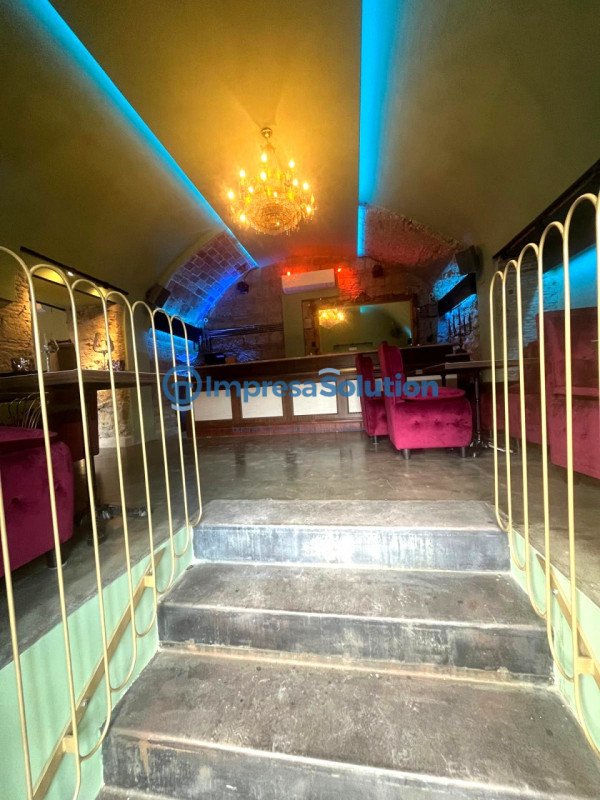 negozio in affitto a Napoli in zona Chiaia