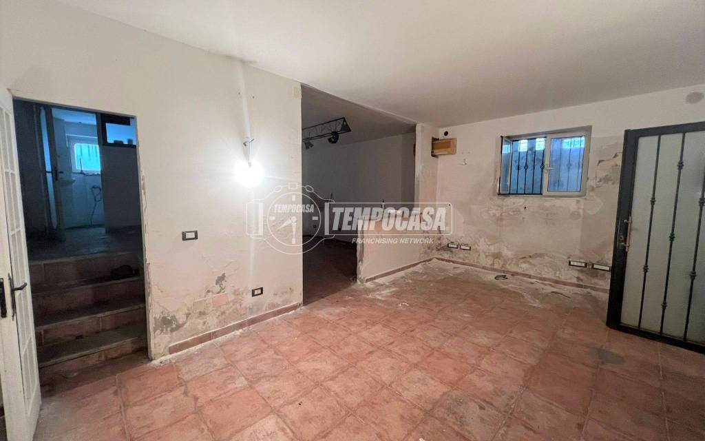 locale commerciale in affitto a Napoli in zona Bagnoli
