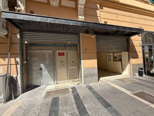 negozio in affitto a Napoli in zona Chiaia