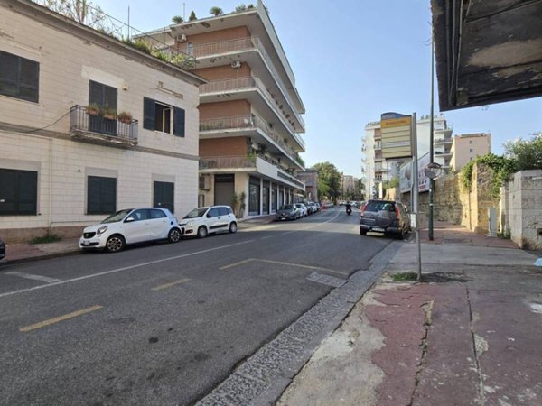 negozio in affitto a Napoli in zona Posillipo