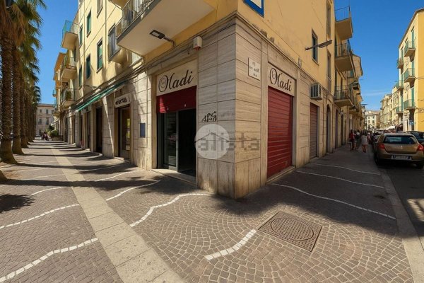 negozio in affitto a Napoli in zona Bagnoli