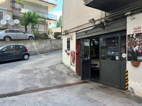 negozio in affitto a Napoli in zona Arenella
