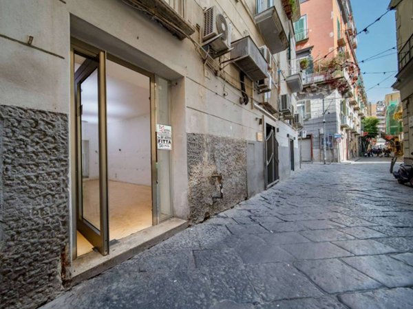 negozio in affitto a Napoli in zona Chiaia