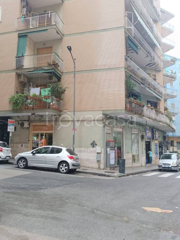 negozio in affitto a Napoli in zona Arenella