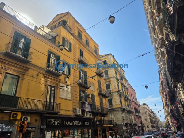 negozio in affitto a Napoli in zona Avvocata