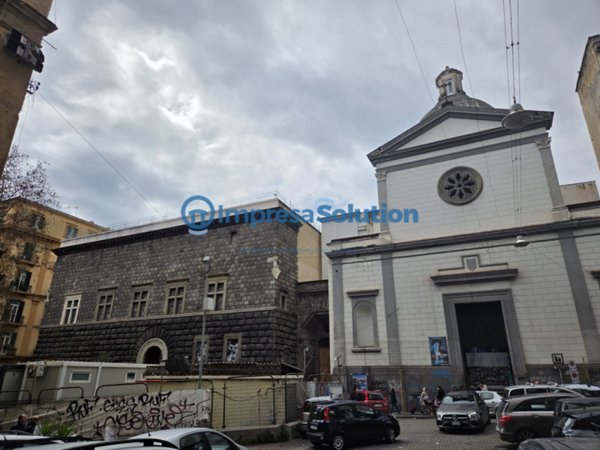 negozio in affitto a Napoli in zona Stella