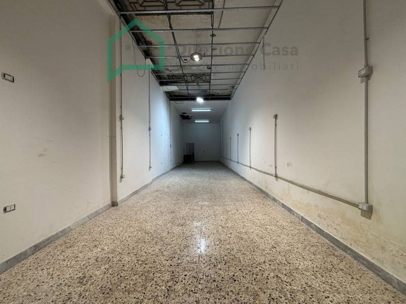 negozio in affitto a Napoli