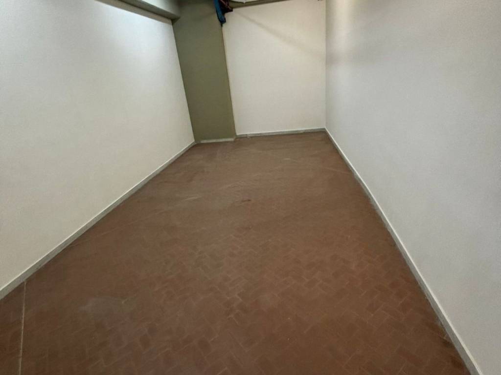 negozio in affitto a Napoli in zona Poggioreale
