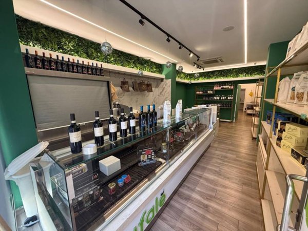 negozio in affitto a Napoli in zona Fuorigrotta