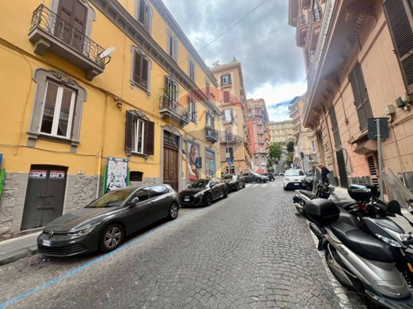trivano in affitto a Napoli in zona Chiaia