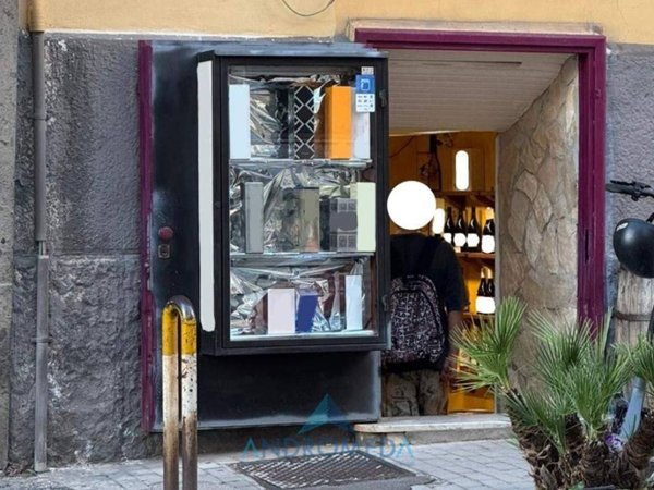 negozio in affitto a Napoli in zona Vomero