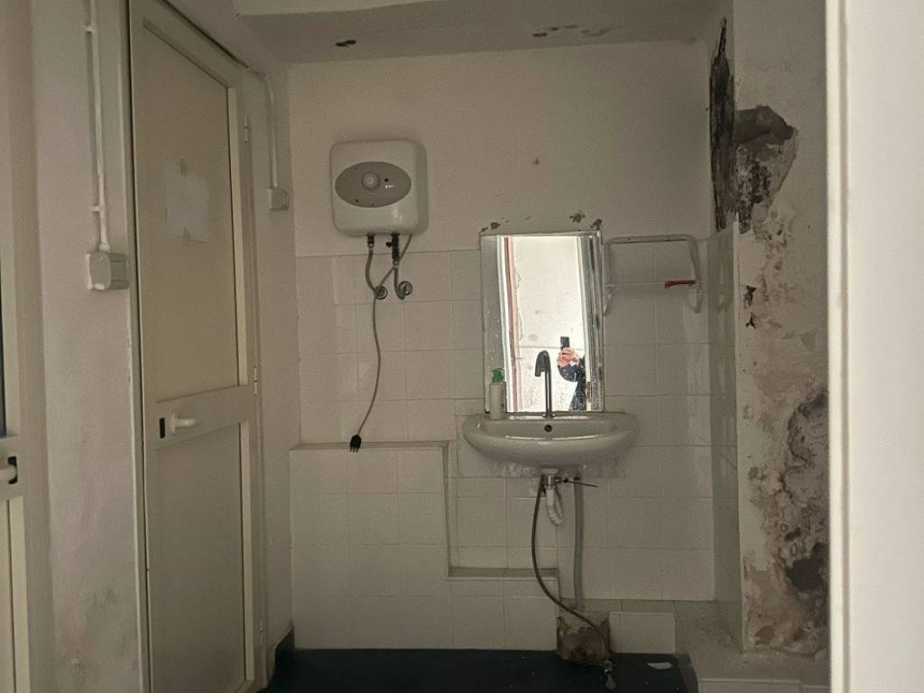 negozio in affitto a Napoli in zona Stella