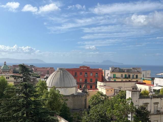 appartamento in affitto a Napoli in zona Chiaia
