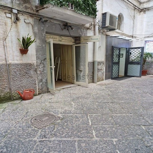 locale commerciale in affitto a Napoli in zona Chiaia