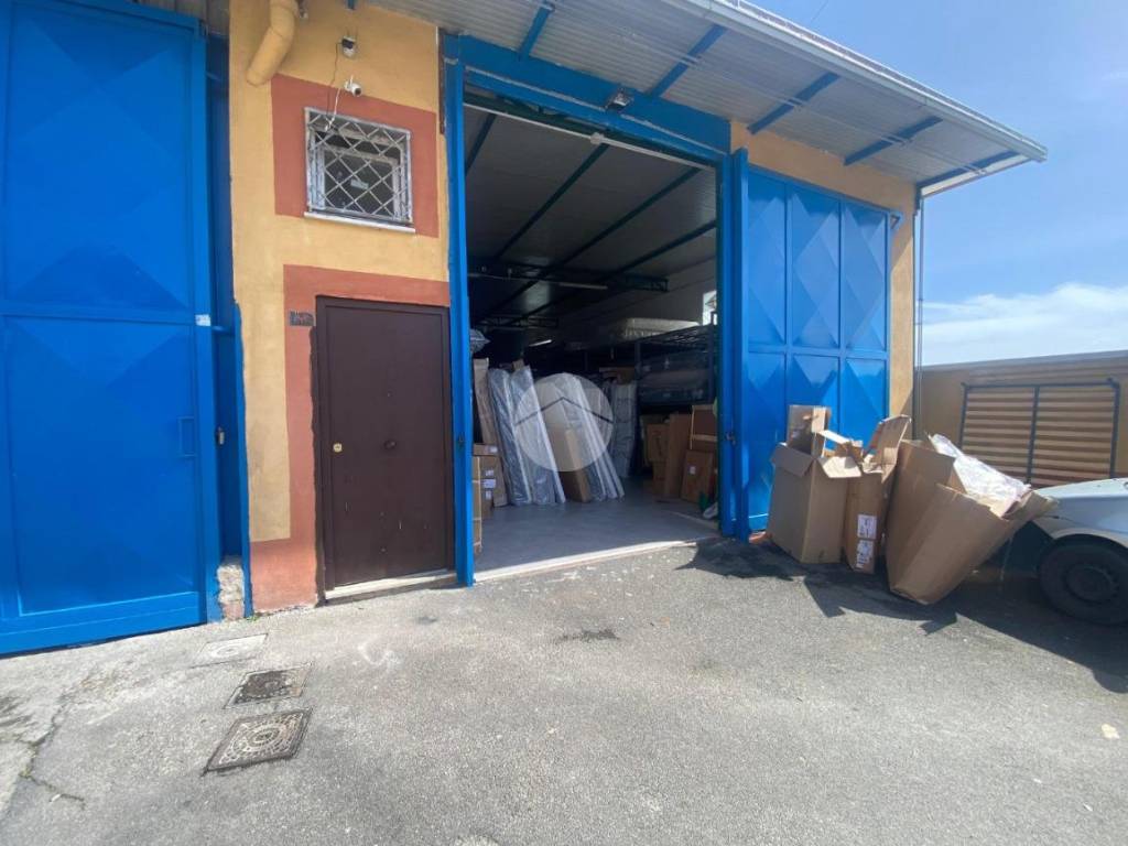 locale commerciale in affitto a Napoli in zona Bagnoli