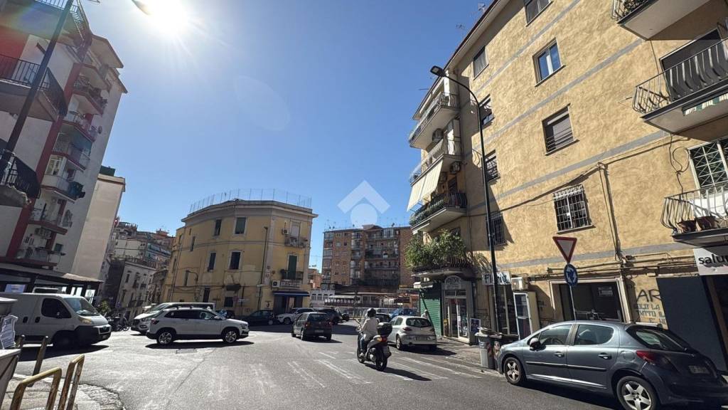 negozio in affitto a Napoli in zona Arenella