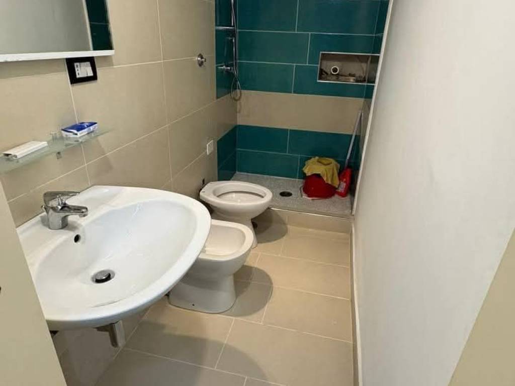 negozio in affitto a Napoli in zona Vomero