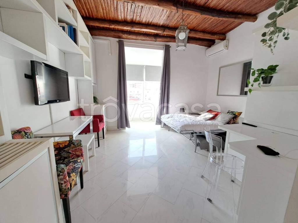 appartamento in affitto a Napoli in zona Chiaia