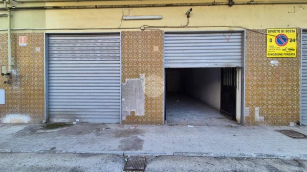 negozio in affitto a Napoli in zona Poggioreale