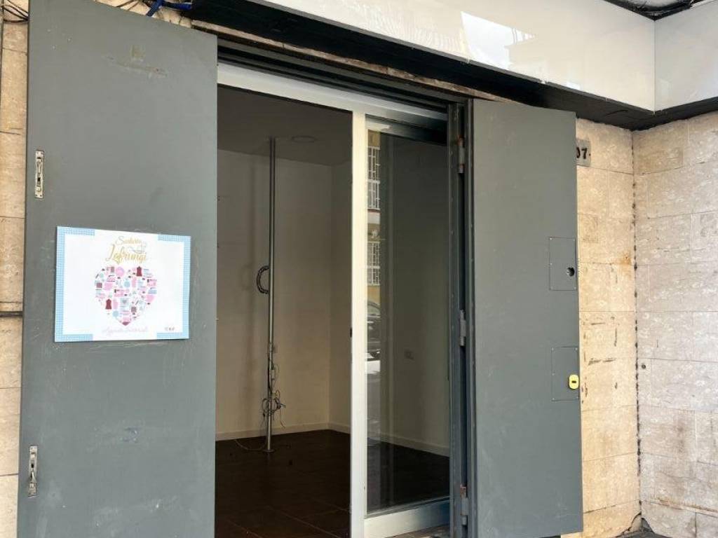 negozio in affitto a Napoli in zona Camaldoli