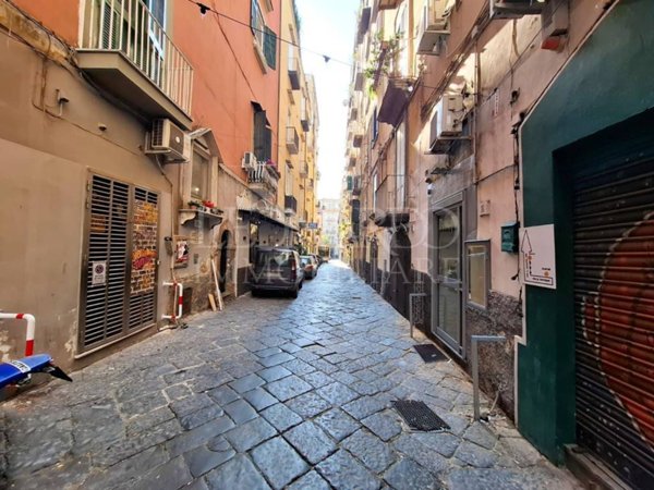 negozio in affitto a Napoli in zona Chiaia