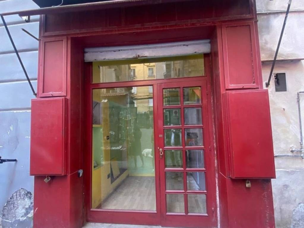negozio in affitto a Napoli in zona Chiaia