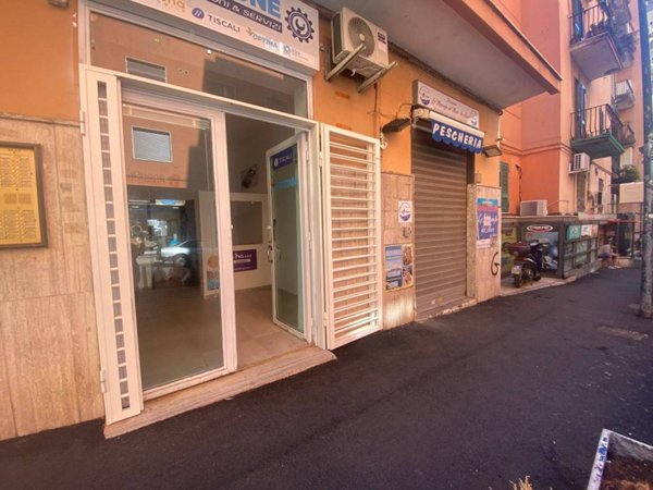 negozio in affitto a Napoli in zona Vomero