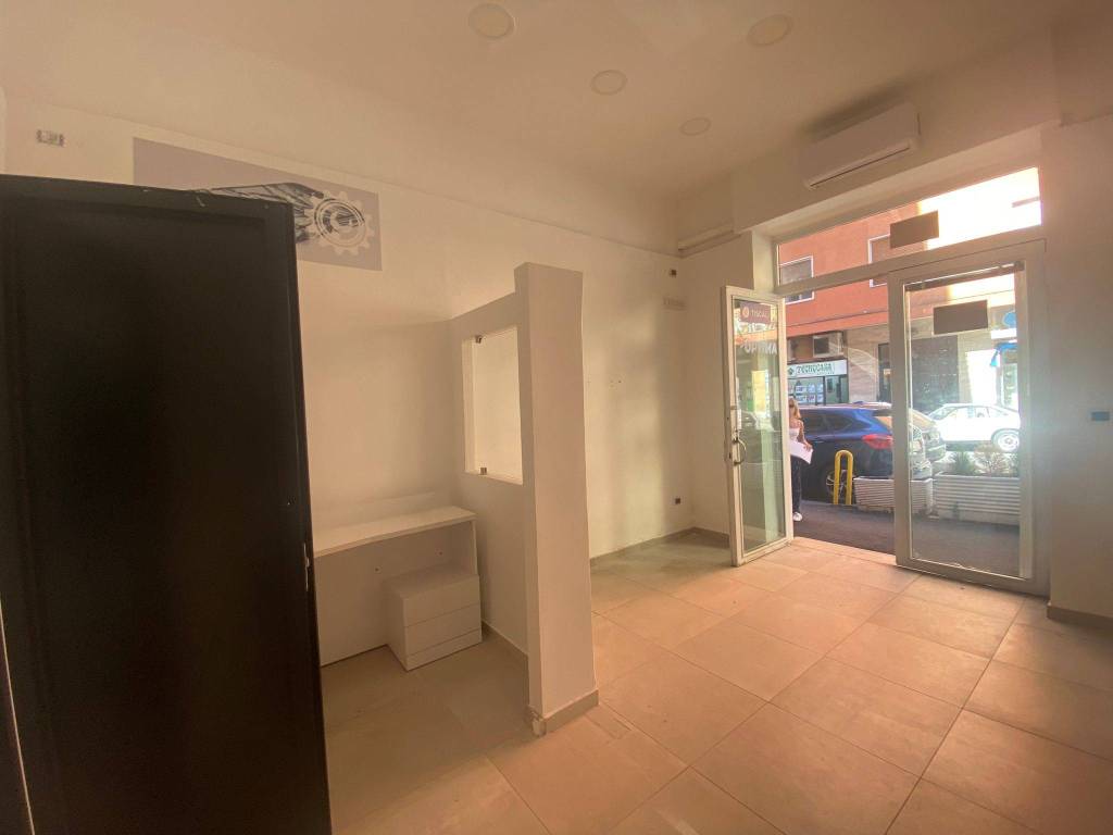 negozio in affitto a Napoli in zona Vomero