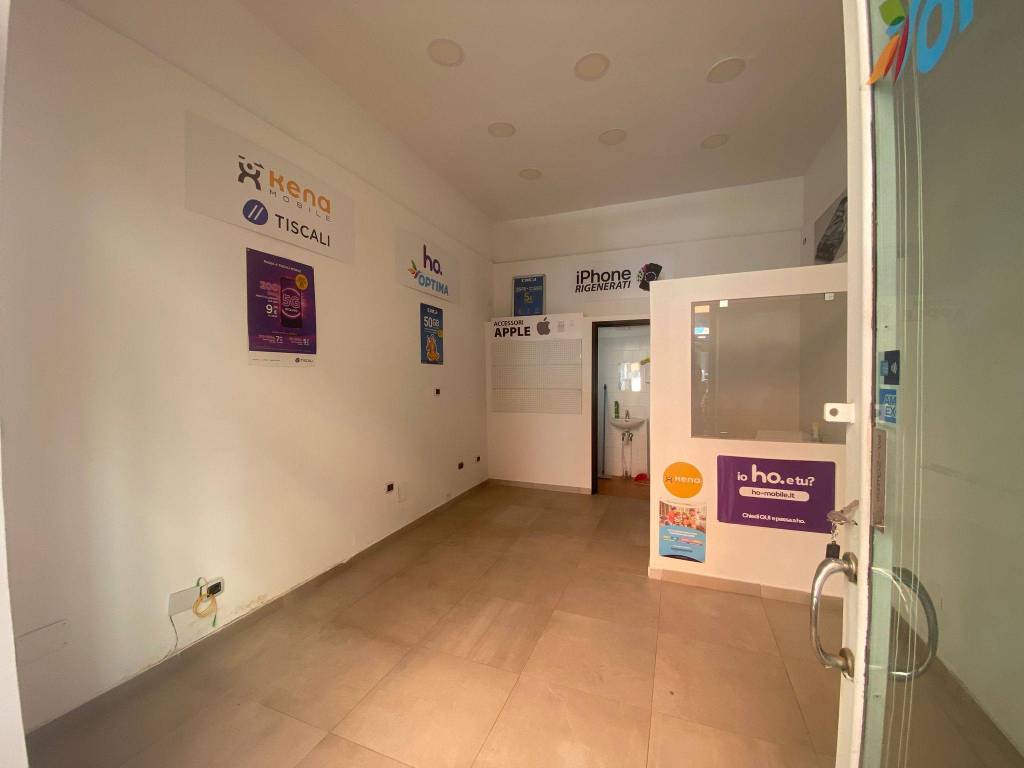 negozio in vendita a Napoli in zona Vomero