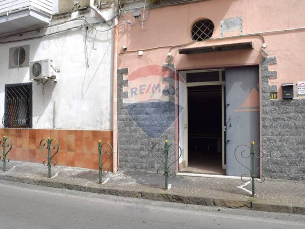 negozio in affitto a Napoli in zona Barra